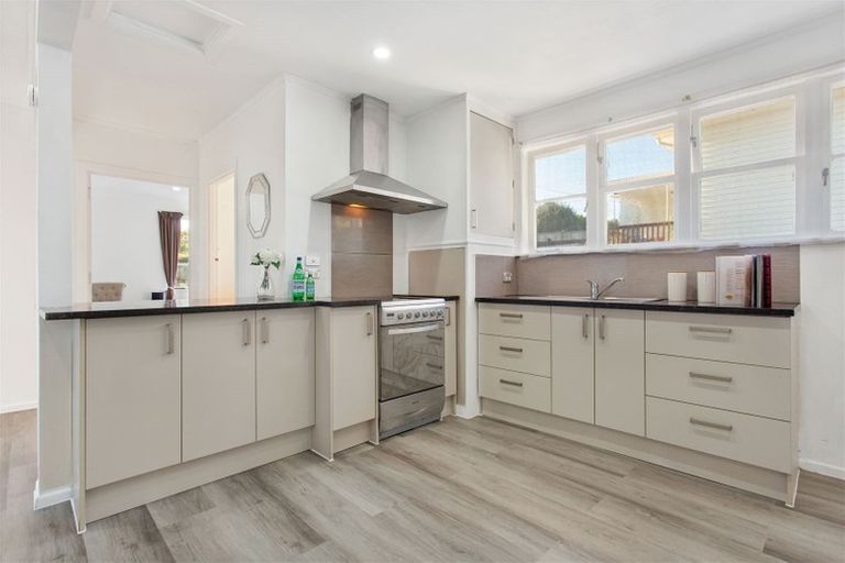 Photo of property in 79 Awaroa Road, Sunnyvale, Auckland, 0612