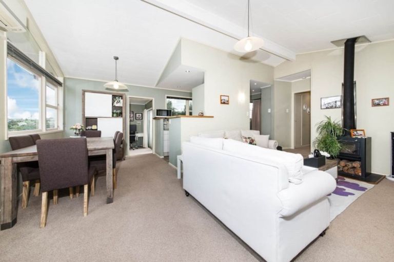 Photo of property in 1/156 Carlisle Road, Northcross, Auckland, 0632