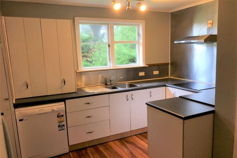 Photo of property in 21 Lyndfield Lane, Newlands, Wellington, 6037