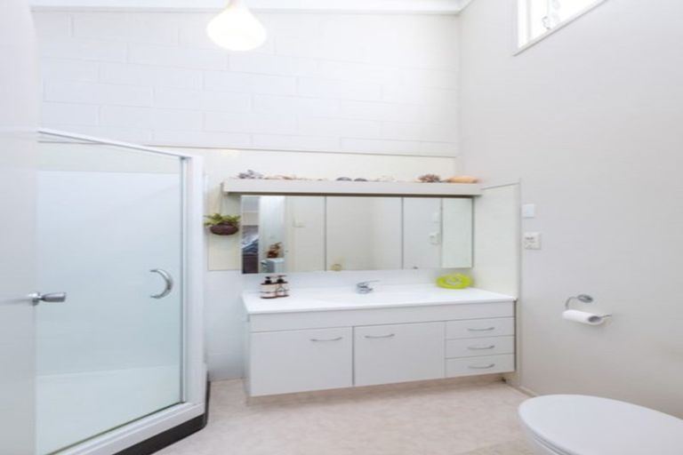 Photo of property in 4/109a Te Atatu Road, Te Atatu South, Auckland, 0610