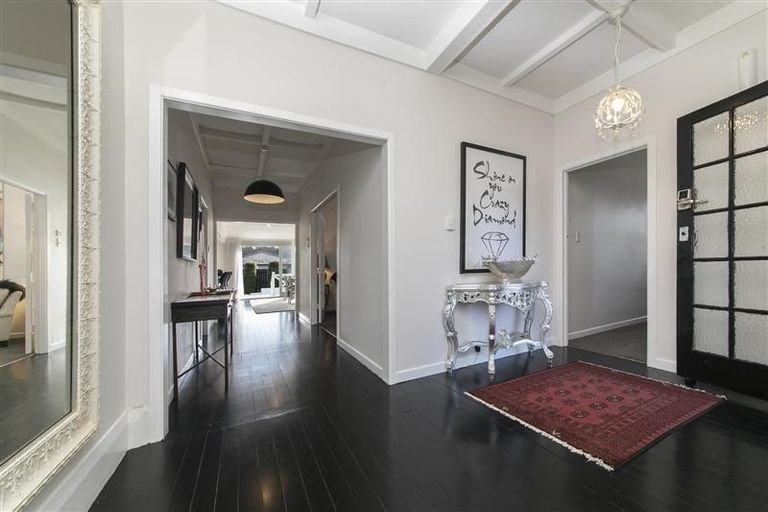 Photo of property in 2 Alice Street, Riverhead, 0820