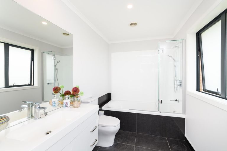 Photo of property in 55 Vaucluse Heights, Fitzherbert, Palmerston North, 4410