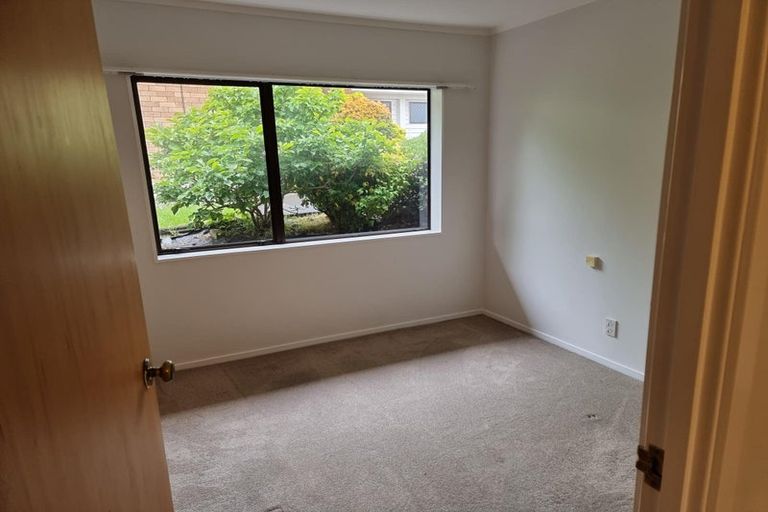 Photo of property in 57 Dalwhinnie Parade, Highland Park, Auckland, 2010