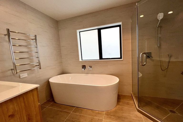 Photo of property in 7a Tupaki Place, Pakuranga Heights, Auckland, 2010