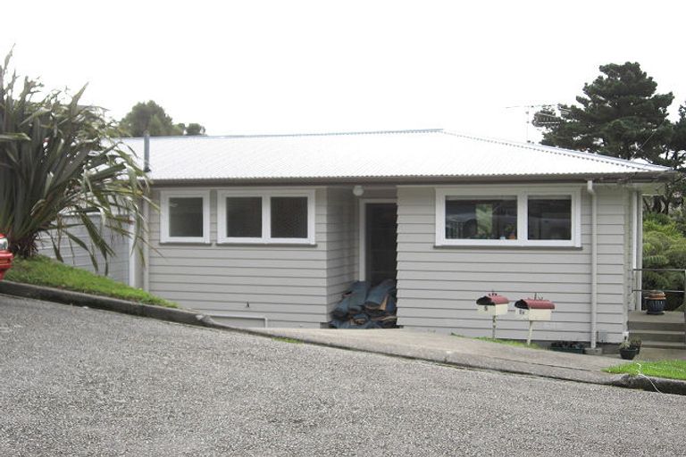 Photo of property in 5 Blandford Way, Newlands, Wellington, 6037