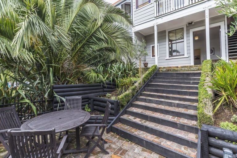 Photo of property in 18 Bidwill Street, Mount Cook, Wellington, 6021