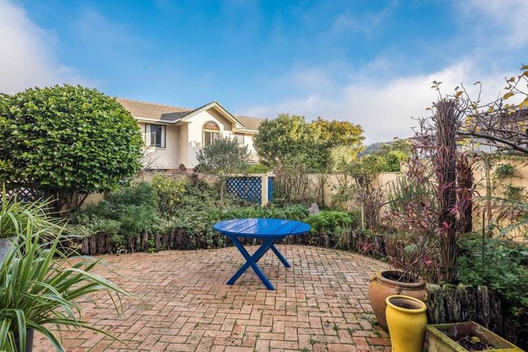 Photo of property in 5 Erskine Close, Island Bay, Wellington, 6023