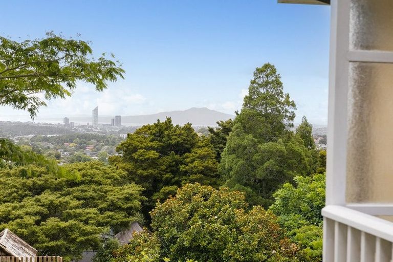 Photo of property in 175 Glenfield Road, Hillcrest, Auckland, 0627