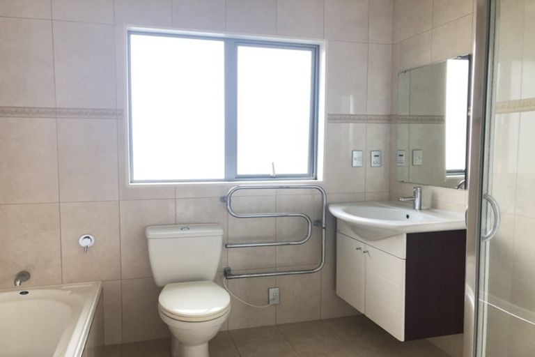 Photo of property in 61 Medallion Drive, Oteha, Auckland, 0632