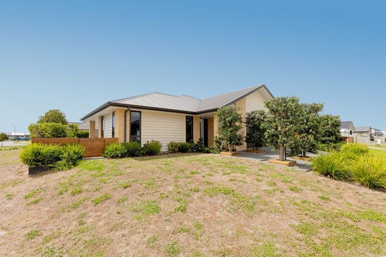 Photo of property in 2 Te Kio Crescent, Papamoa Beach, Papamoa, 3118