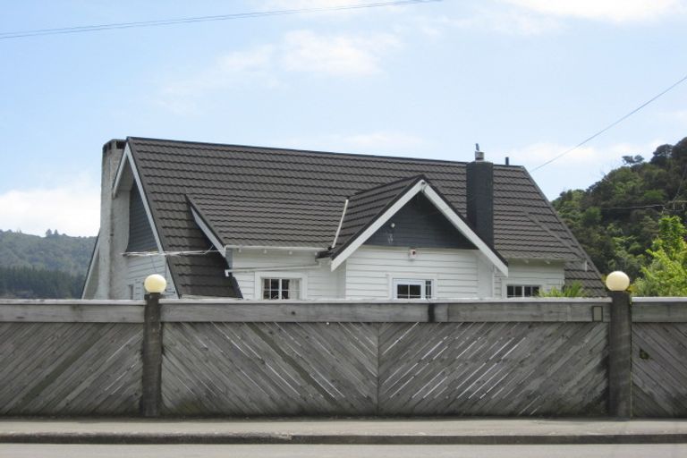 Photo of property in 51 Waikawa Road, Picton, 7220