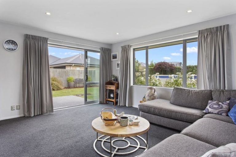 Photo of property in 35 Sequoia Way, Rangiora, 7400