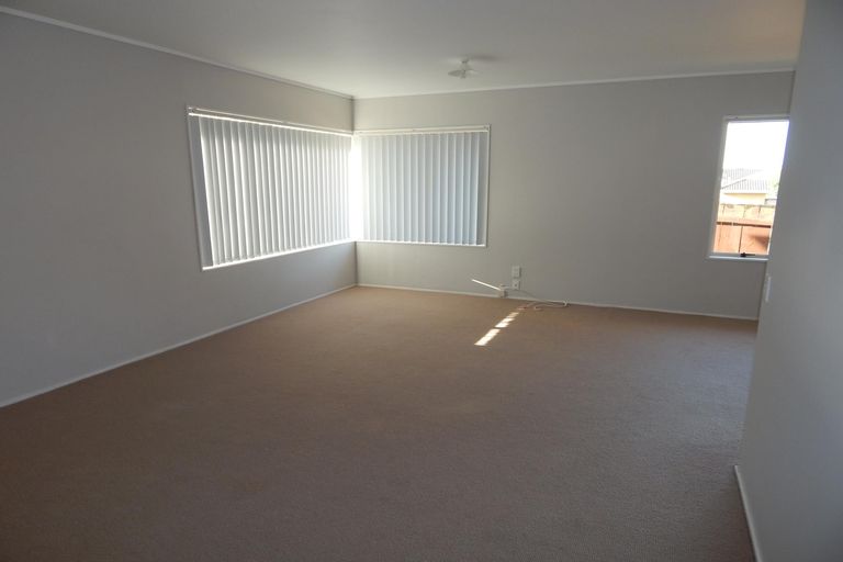 Photo of property in 1/2 Lowburn Place, Clover Park, Auckland, 2019
