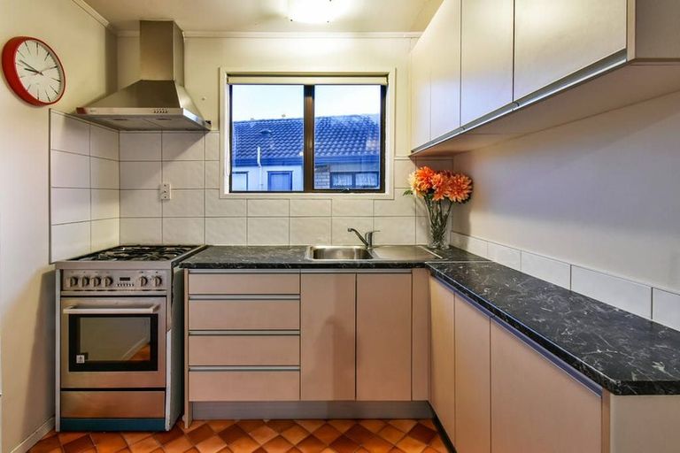 Photo of property in 2/12 Taitimu Drive, Weymouth, Auckland, 2103