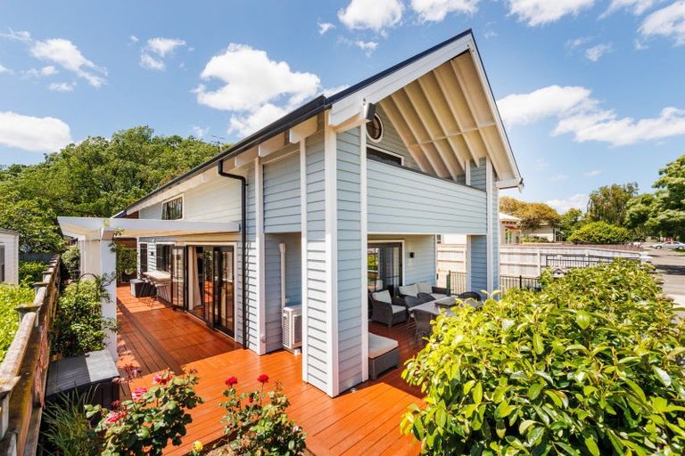 Photo of property in 5 Colombo Street, Hokowhitu, Palmerston North, 4410