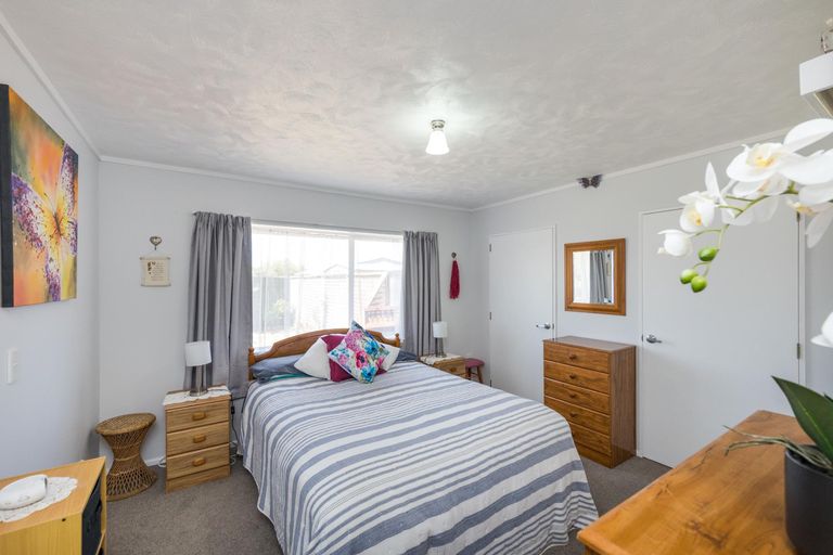 Photo of property in 21 Colonial Place, Kelvin Grove, Palmerston North, 4414