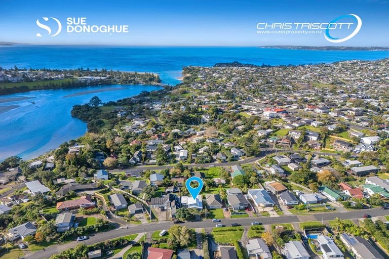 Photo of property in 25 Moffat Road, Red Beach, 0932