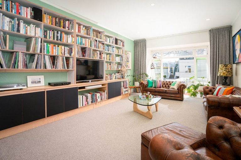 Photo of property in 16 Hawker Street, Mount Victoria, Wellington, 6011