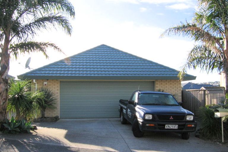 Photo of property in 4a Andover Way, Goodwood Heights, Auckland, 2105