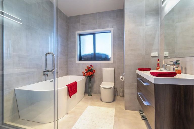 Photo of property in 15 Van Rixel Drive, Kumeu, 0810