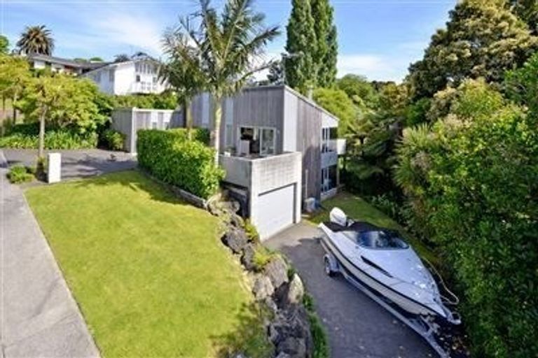 Photo of property in 20 Garmons Way, Castor Bay, Auckland, 0620