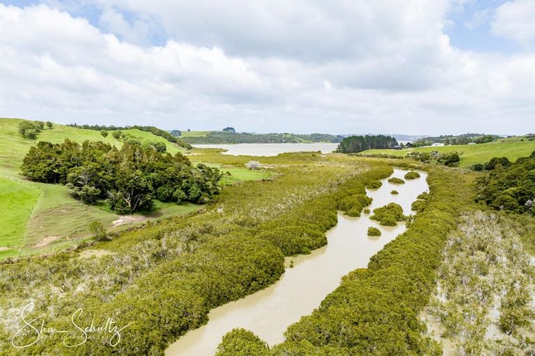 Photo of property in 215c Heatley Road, Whakapirau, 0583