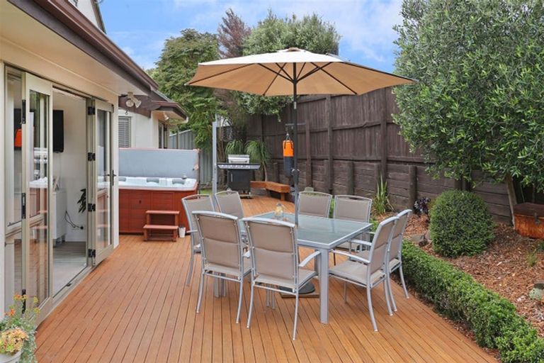 Photo of property in 22 Graven Court, Henderson, Auckland, 0612