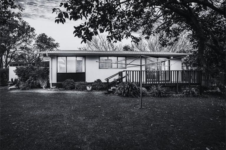 Photo of property in 2/5 Compass Place, Te Atatu Peninsula, Auckland, 0610