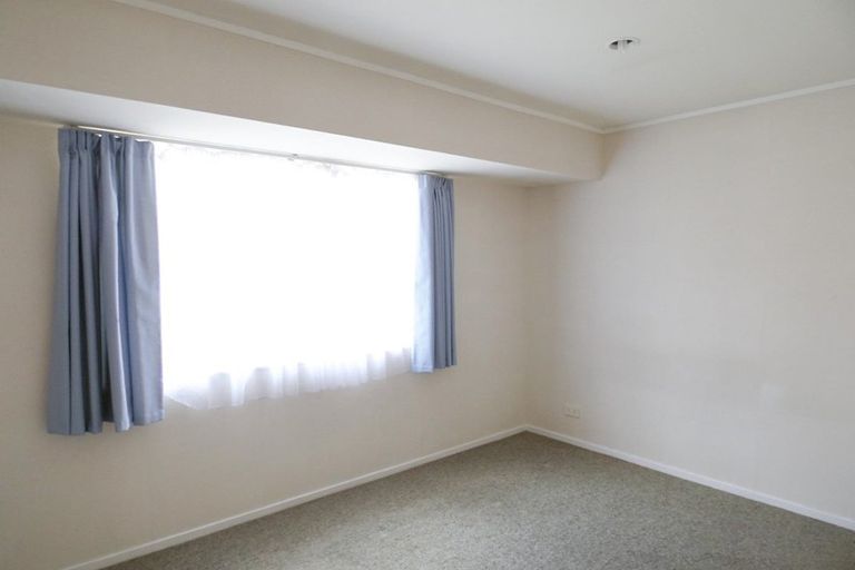 Photo of property in 72 Kingdale Road, Henderson, Auckland, 0610