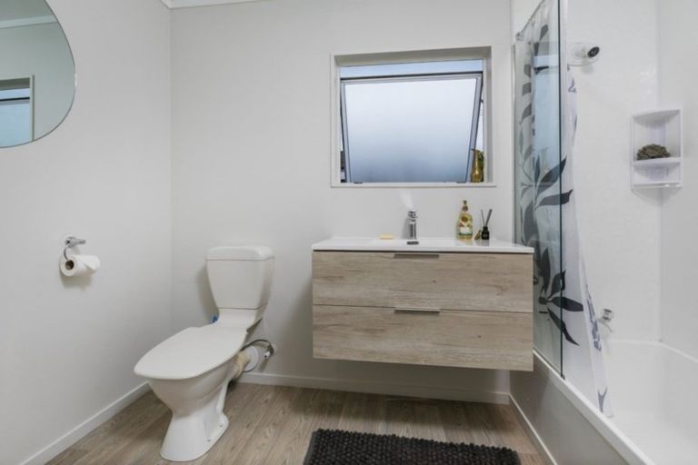 Photo of property in 2/284 Rangatira Road, Beach Haven, Auckland, 0626