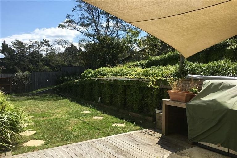 Photo of property in 12 Bintulu Place, Fairview Heights, Auckland, 0632