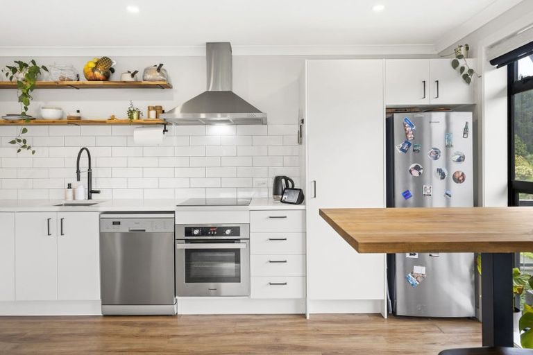 Photo of property in 14 Ara Patukawenga, Tawa, Wellington, 5028