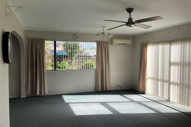 Photo of property in 1/4267 Great North Road, Glendene, Auckland, 0602