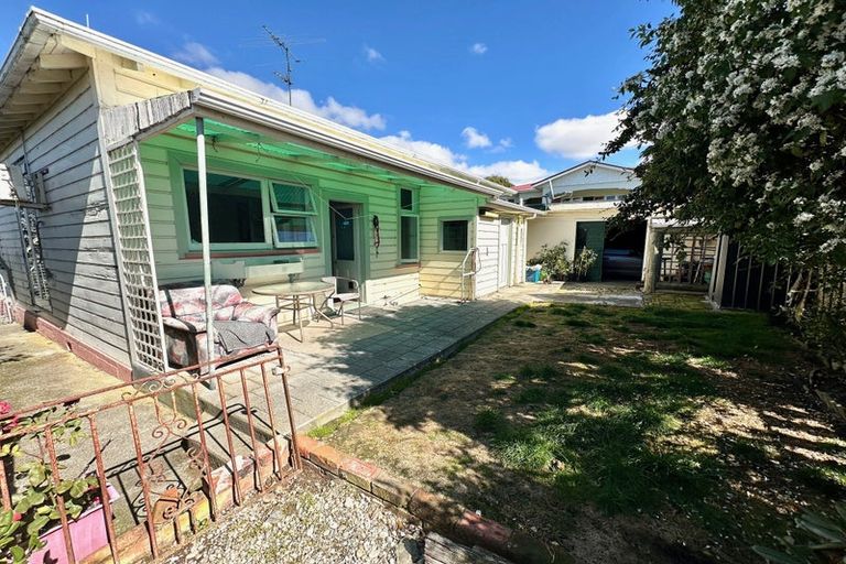 Photo of property in 220 Clyde Street, Balclutha, 9230