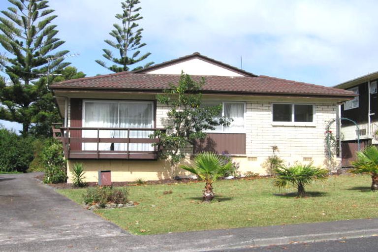 Photo of property in 2/5 Jenelin Road, Glendene, Auckland, 0602