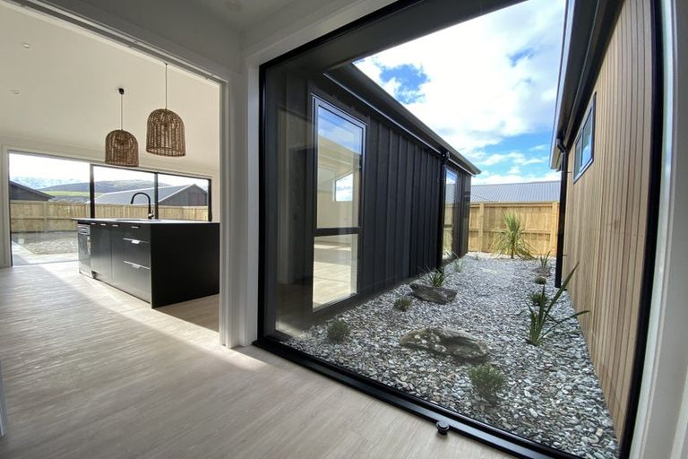 Photo of property in 18 Fallow Street, Jacks Point, 9371