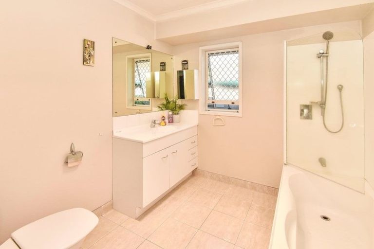 Photo of property in 42 Tussock Avenue, Mangere, Auckland, 2022