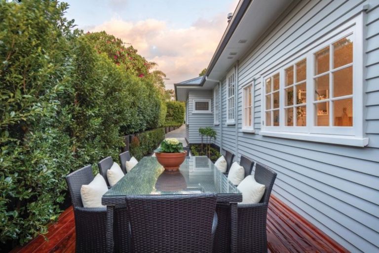 Photo of property in 33 Outlook Road, Greenhithe, Auckland, 0632
