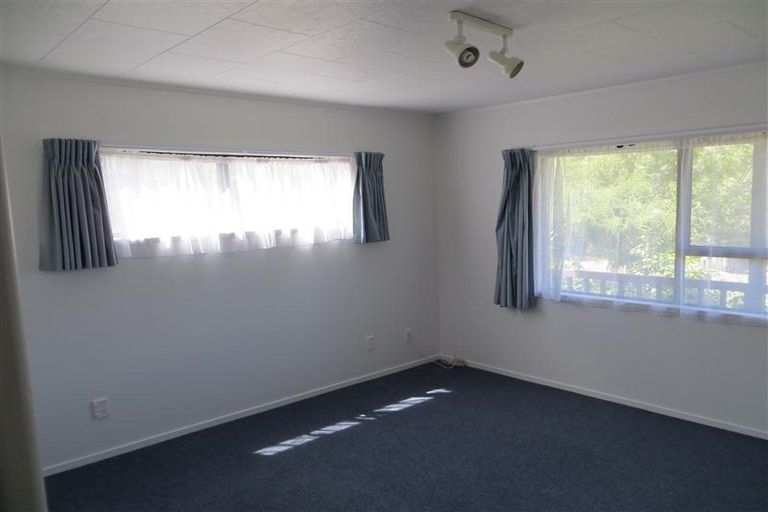 Photo of property in 8 Leiden Place, Totara Vale, Auckland, 0629