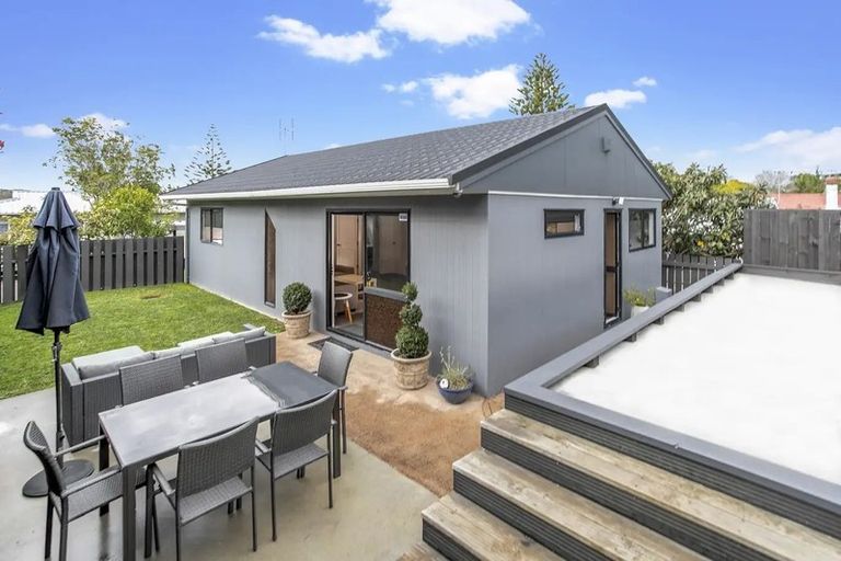 Photo of property in 2/35 Wattle Street, New Lynn, Auckland, 0600
