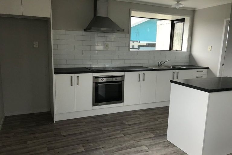 Photo of property in 2/77 Redcrest Avenue, Red Hill, Papakura, 2110