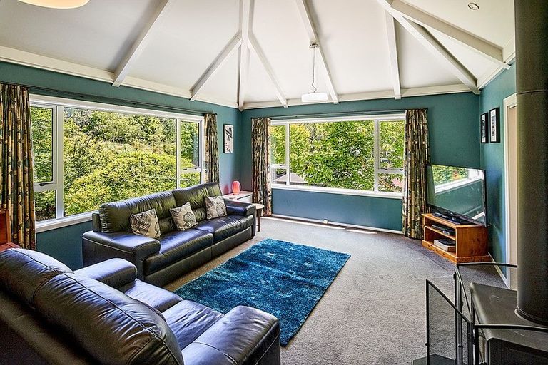 Photo of property in 73 Blue Mountains Road, Pinehaven, Upper Hutt, 5019