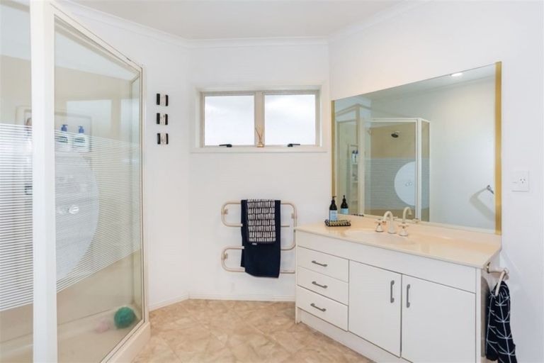 Photo of property in 6a Jayar Heights, Bombay, 2675