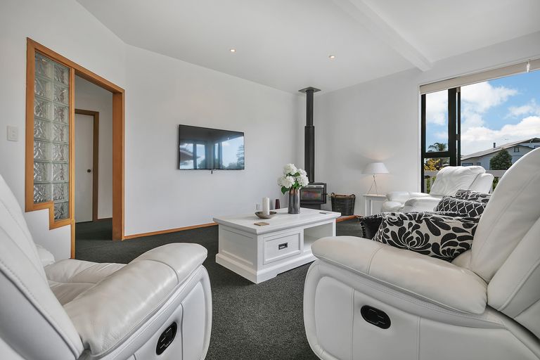 Photo of property in 12 Twin Wharf Road, Herald Island, Auckland, 0618