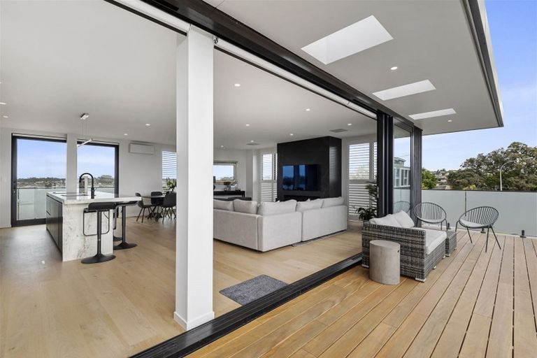 Photo of property in 11a Montgomery Avenue, Rothesay Bay, Auckland, 0630