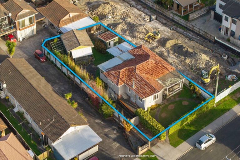 Photo of property in 11 Roberts Road, Te Atatu South, Auckland, 0610