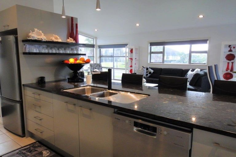 Photo of property in 98 Barbados Way, One Tree Point, 0118