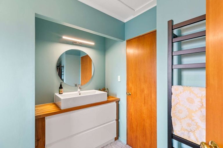 Photo of property in 17 Te Moau Avenue, Parakai, 0830