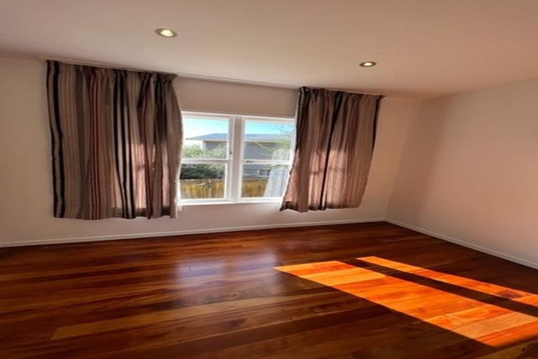 Photo of property in 2/180 Archers Road, Glenfield, Auckland, 0629