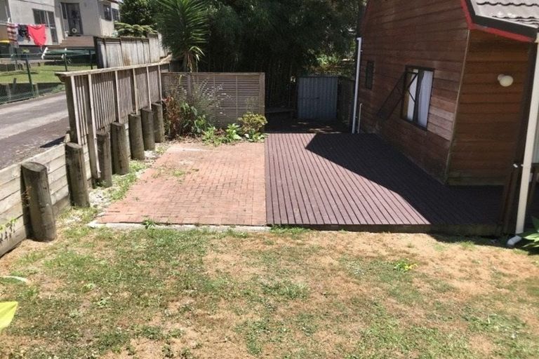 Photo of property in 1/130 Cliff View Drive, Green Bay, Auckland, 0604